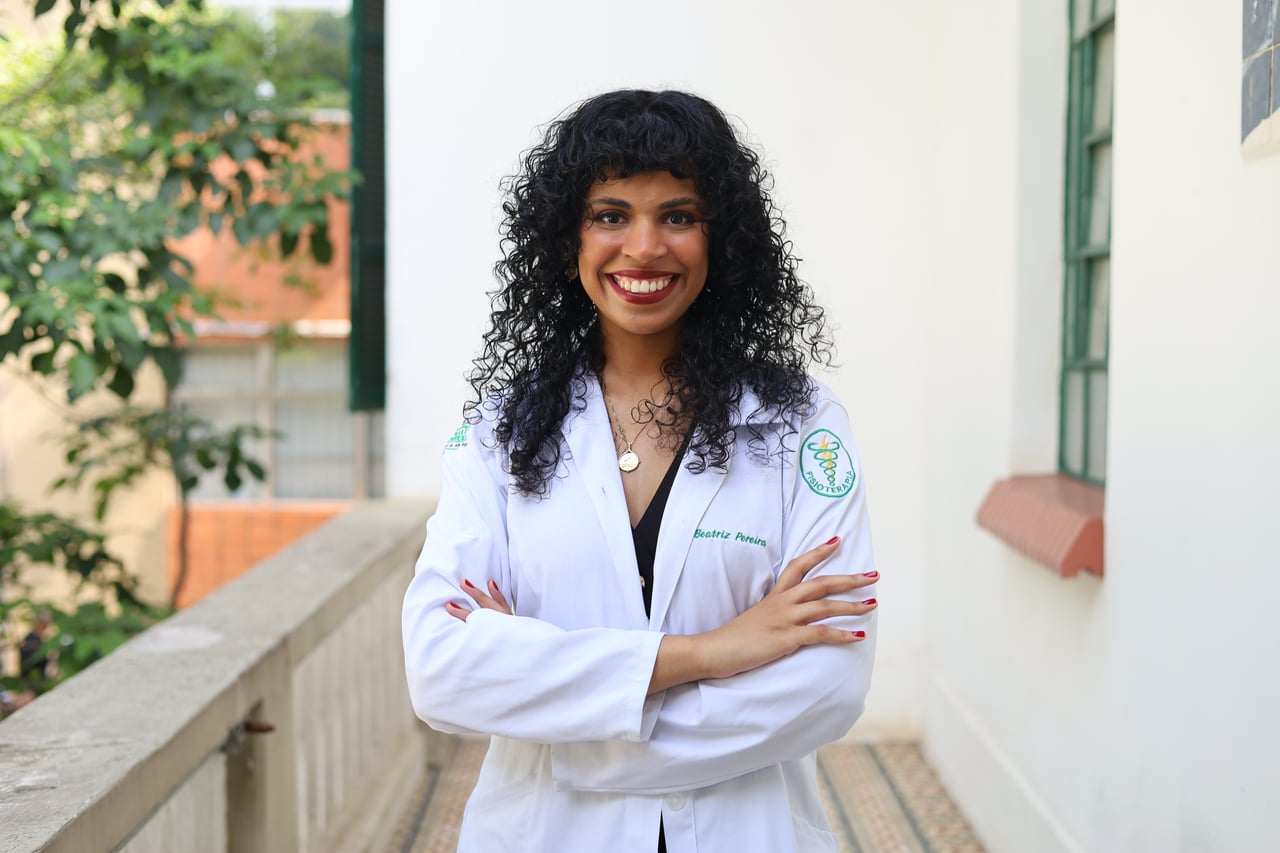 Beatriz Pereira, fisioterapeuta especialista em oncologia, vestindo jaleco branco da UNIFESP