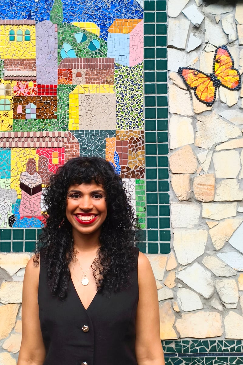 Beatriz Pereira em frente à Universidade Federal de São Paulo — Escola Paulista de Medicina